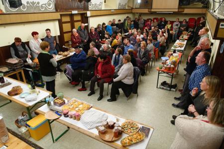 Navzoči so z zanimanjem prisluhnili predstravitvi vseh jedi v špajzi